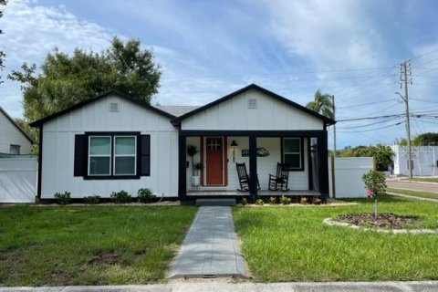 House in Saint Petersburg, Florida 2 bedrooms, 89.37 sq.m. № 2283539