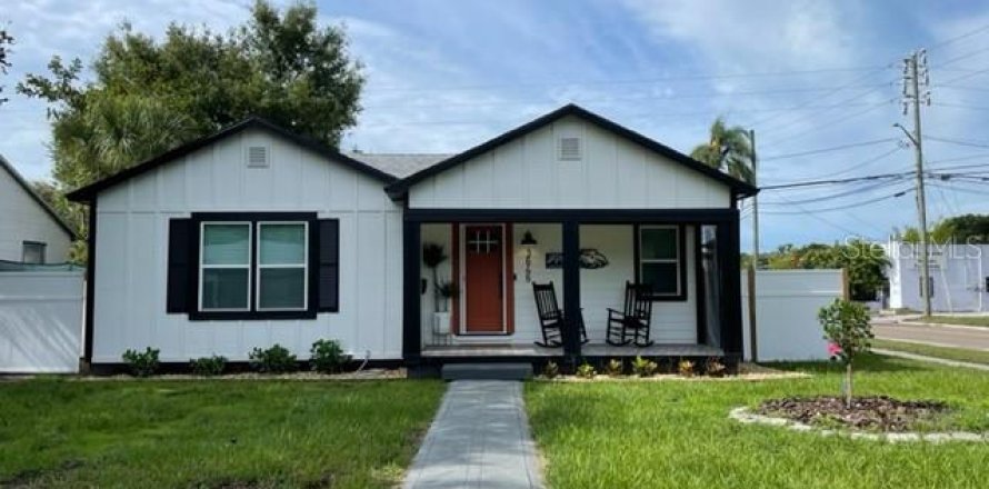 House in Saint Petersburg, Florida 2 bedrooms, 89.37 sq.m. № 2283539