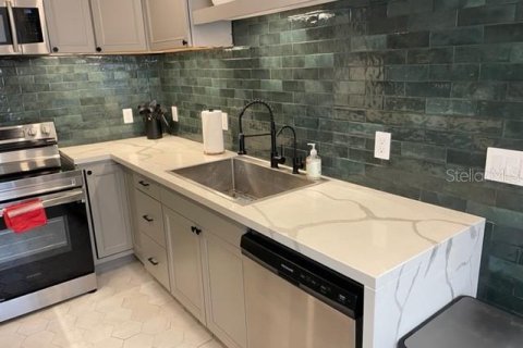 House in Saint Petersburg, Florida 2 bedrooms, 89.37 sq.m. № 2283539 - photo 8