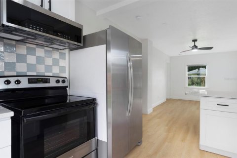 House in Saint Petersburg, Florida 2 bedrooms, 52.03 sq.m. № 1909405 - photo 5