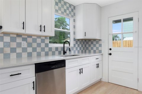 House in Saint Petersburg, Florida 2 bedrooms, 52.03 sq.m. № 1909405 - photo 4