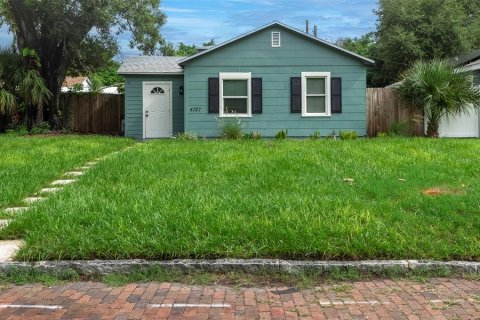 House in Saint Petersburg, Florida 2 bedrooms, 52.03 sq.m. № 1909405 - photo 1
