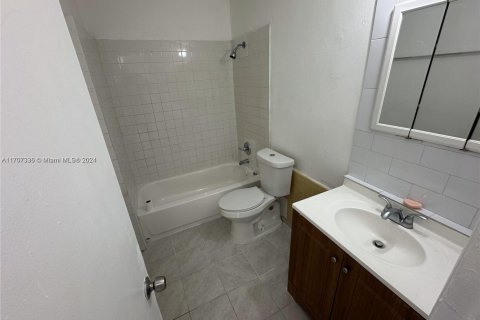 House in Florida City, Florida 2 bedrooms, 74.32 sq.m. № 2015976 - photo 4