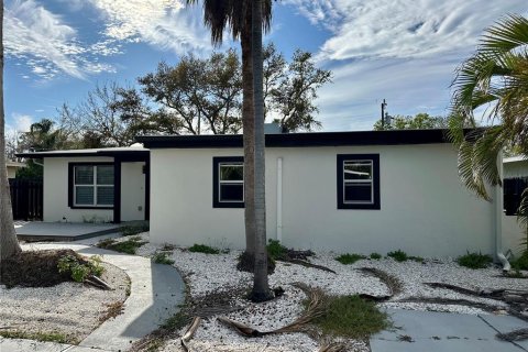 Casa en venta en Saint Petersburg, Florida, 3 dormitorios, 151.43 m2 № 1509676 - foto 1