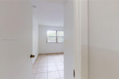 Copropriété à louer à Miami, Floride: 2 chambres, 83.24 m2 № 2078081 - photo 5