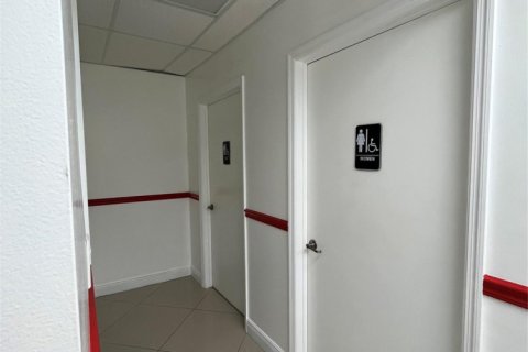 Снять в аренду коммерческую недвижимость в Маргит, Флорида № 935227 - фото 1