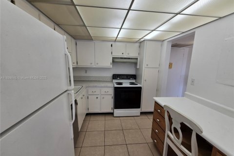 Condominio en venta en Hollywood, Florida, 1 dormitorio, 72.46 m2 № 2034709 - foto 2