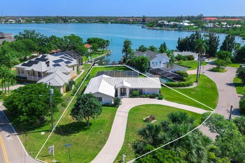 House in Venice, Florida 3 bedrooms, 182.18 sq.m. № 2152275