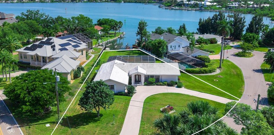 House in Venice, Florida 3 bedrooms, 182.18 sq.m. № 2152275