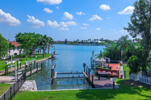 House in Venice, Florida 3 bedrooms, 182.18 sq.m. № 2152275 - photo 4