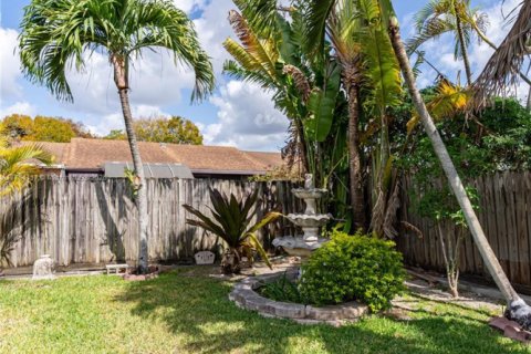 House in Miami, Florida 3 bedrooms, 147.16 sq.m. № 1867090 - photo 17