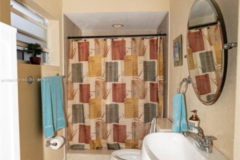 House in Miami, Florida 3 bedrooms, 147.16 sq.m. № 1867090 - photo 22