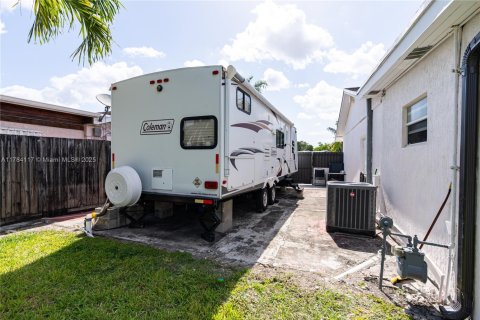 House in Miami, Florida 3 bedrooms, 147.16 sq.m. № 1867090 - photo 19