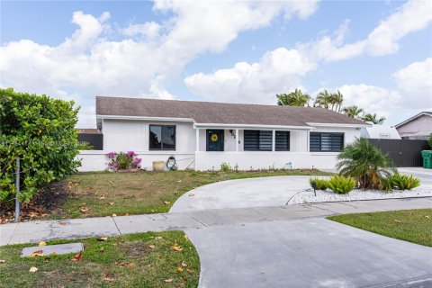 House in Miami, Florida 3 bedrooms, 147.16 sq.m. № 1867090 - photo 2