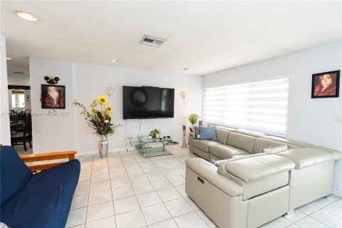 House in Miami, Florida 3 bedrooms, 147.16 sq.m. № 1867090 - photo 6