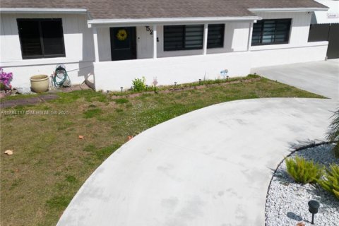House in Miami, Florida 3 bedrooms, 147.16 sq.m. № 1867090 - photo 12