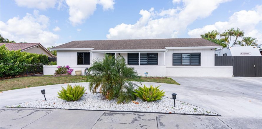 House in Miami, Florida 3 bedrooms, 147.16 sq.m. № 1867090