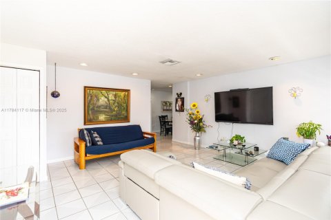 House in Miami, Florida 3 bedrooms, 147.16 sq.m. № 1867090 - photo 5