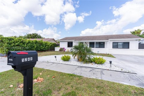 House in Miami, Florida 3 bedrooms, 147.16 sq.m. № 1867090 - photo 3