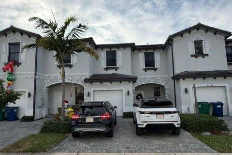 Adosado en alquiler en Miami Gardens, Florida, 3 dormitorios, 124.86 m2 № 1993745 - foto 1