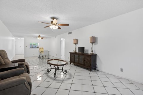 Condo in Coconut Creek, Florida, 2 bedrooms  № 2185219 - photo 13