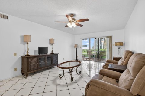 Condo in Coconut Creek, Florida, 2 bedrooms  № 2185219 - photo 14