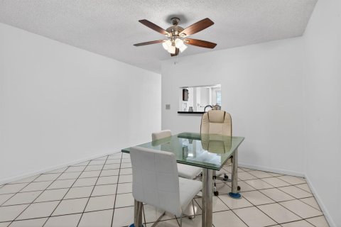 Condo in Coconut Creek, Florida, 2 bedrooms  № 2185219 - photo 9