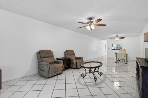 Condo in Coconut Creek, Florida, 2 bedrooms  № 2185219 - photo 12