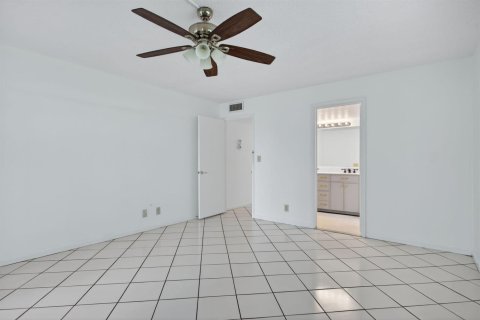 Condo in Coconut Creek, Florida, 2 bedrooms  № 2185219 - photo 22