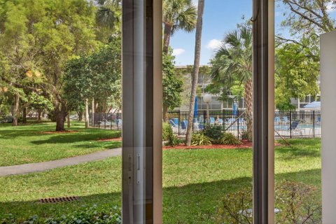 Condo in Coconut Creek, Florida, 2 bedrooms  № 2185219 - photo 19