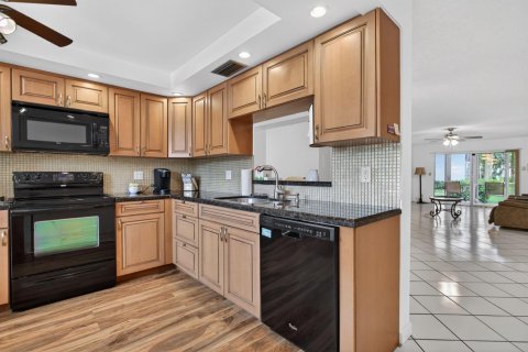 Condo in Coconut Creek, Florida, 2 bedrooms  № 2185219 - photo 2