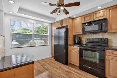 Condo in Coconut Creek, Florida, 2 bedrooms  № 2185219 - photo 4