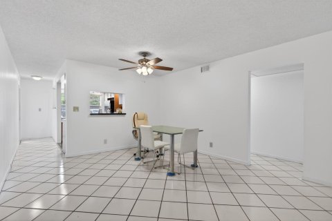 Condo in Coconut Creek, Florida, 2 bedrooms  № 2185219 - photo 10