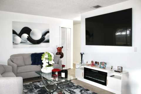 Villa ou maison à louer à Port St. Lucie, Floride: 3 chambres, 93.46 m2 № 2146571 - photo 2