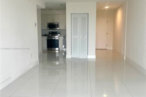 Copropriété à louer à Doral, Floride: 1 chambre, 77.85 m2 № 1938920 - photo 2