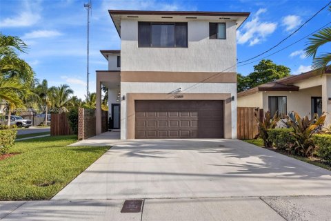 House in West Park, Florida 5 bedrooms, 229.28 sq.m. № 1855389 - photo 1