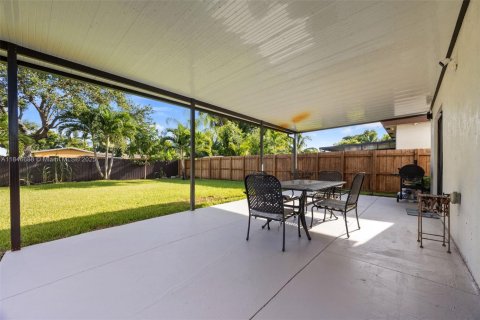 House in West Park, Florida 5 bedrooms, 229.28 sq.m. № 1855389 - photo 25