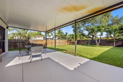 House in West Park, Florida 5 bedrooms, 229.28 sq.m. № 1855389 - photo 24