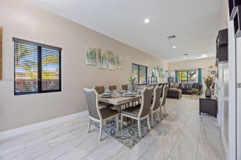 House in West Park, Florida 5 bedrooms, 229.28 sq.m. № 1855389 - photo 6