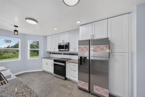 Villa ou maison à vendre à Cape Coral, Floride: 3 chambres, 183.11 m2 № 2287460 - photo 12