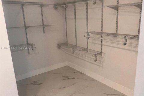 Condominio en alquiler en Miami, Florida, 2 dormitorios, 91.32 m2 № 2041338 - foto 11