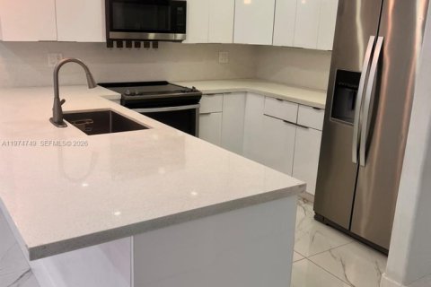 Condominio en alquiler en Miami, Florida, 2 dormitorios, 91.32 m2 № 2041338 - foto 1