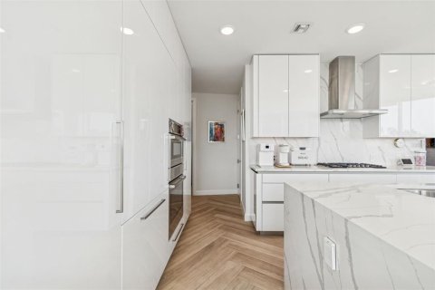 Condo in Tampa, Florida, 3 bedrooms № 2103641 - photo 23