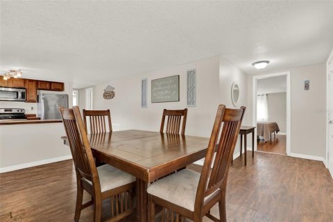 House in Sorrento, Florida 3 bedrooms, 119.66 sq.m. № 1846366 - photo 8