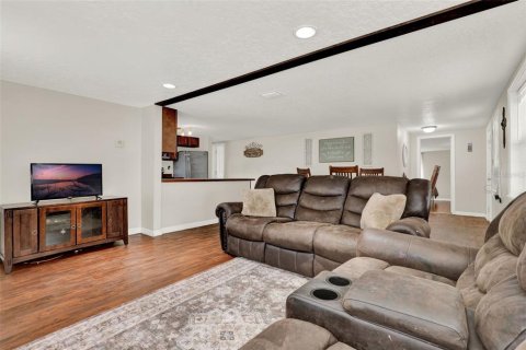House in Sorrento, Florida 3 bedrooms, 119.66 sq.m. № 1846366 - photo 6