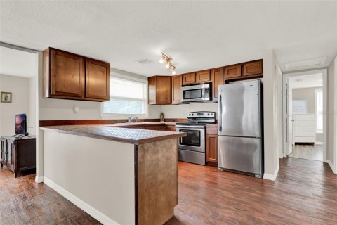 House in Sorrento, Florida 3 bedrooms, 119.66 sq.m. № 1846366 - photo 2