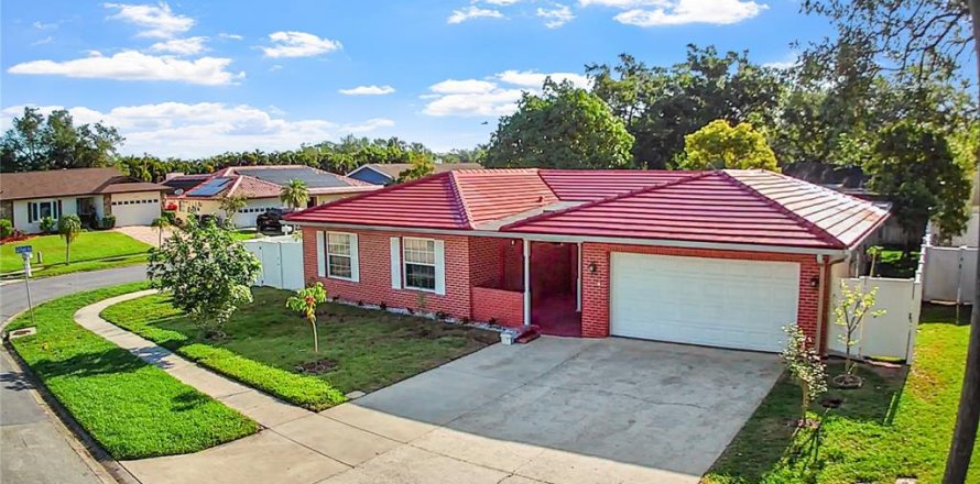House in Clearwater, Florida 5 bedrooms, 208.47 sq.m. № 2210836