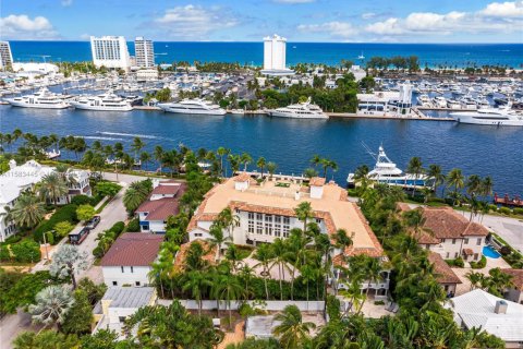 Villa ou maison à louer à Fort Lauderdale, Floride: 9 chambres, 2021.18 m2 № 1710856 - photo 3