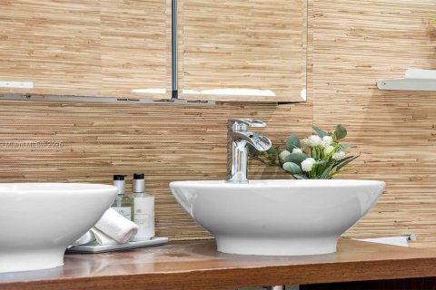 Condo in Miami Beach, Florida  № 2014054 - photo 29