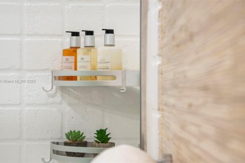 Condo in Miami Beach, Florida  № 2014054 - photo 27